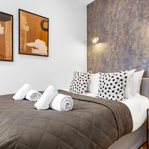 Modern One Bedroom Flat - Near Heathrow, Windsor Castle, Thorpe Park - Staines Tw18 London